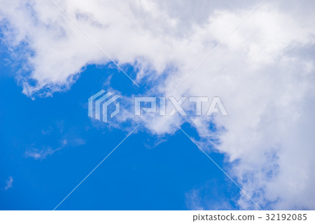 white fluffy clouds in the blue sky white fluffy clouds in the blue sky 32192085