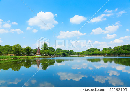 Windmill and blue sky of Ukima Park 32192105