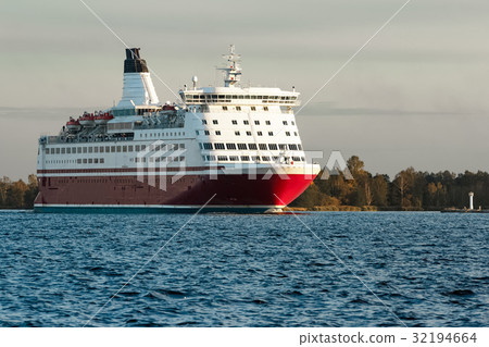 Red cruise liner Red cruise liner 32194664