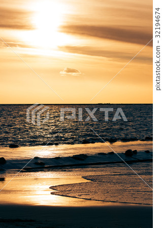 Vertical view of golden sunset Vertical view of golden sunset 32194674