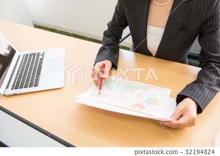 Business meeting Core working meeting carrier woman female sticky note post it Business meeting Core working meeting carrier woman female sticky note post it 32194824