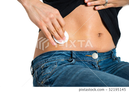 woman preparing for a injection in the abdomen woman preparing for a injection in the abdomen 32195145