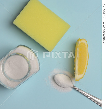 Sodium bicarbonate in a glass, lemon and sponge Sodium bicarbonate in a glass, lemon and sponge 32195147