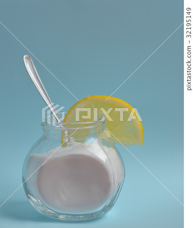 Sodium bicarbonate in a glass and lemon Sodium bicarbonate in a glass and lemon 32195149
