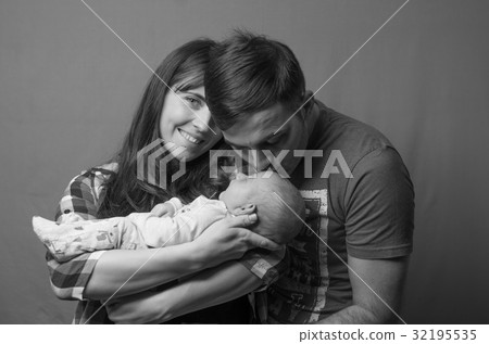 new born baby with parents 32195535