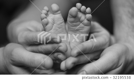 Cute baby legs in the parents hands Cute baby legs in the parents hands 32195538