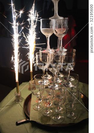 waiters poured into glasses of wine and champagne 32195600