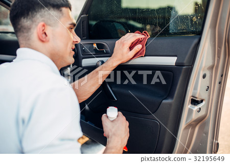 Male hands cleans auto Male hands cleans auto 32195649