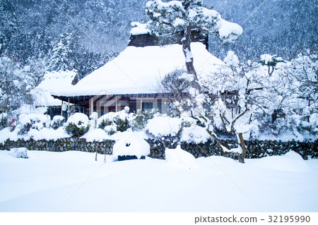 Made in Nantan City, Kyoto Prefecture Miyama Town Shot taken in the winter scenery of the village of Kayabuki 32195990