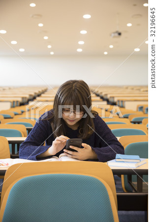 在大禮堂操縱smaho的女大學生合作:日本經濟大學 在大禮堂操縱smaho的女大學生合作:日本經濟大學 32196645