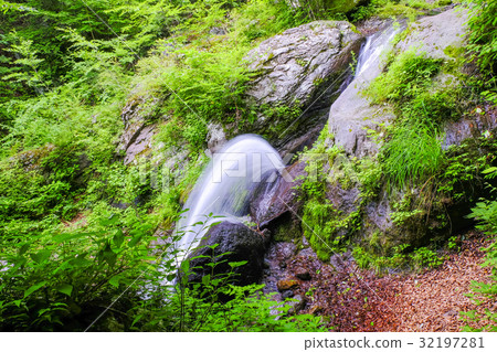 Maiden's waterfall 1 32197281