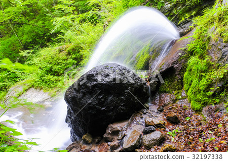 Maiden's waterfall 4 32197338