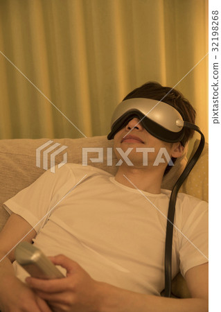 Men using eye massager 32198268