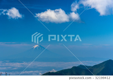 由Okuchi山和早晨太陽照亮的富士山 由Okuchi山和早晨太陽照亮的富士山 32199412