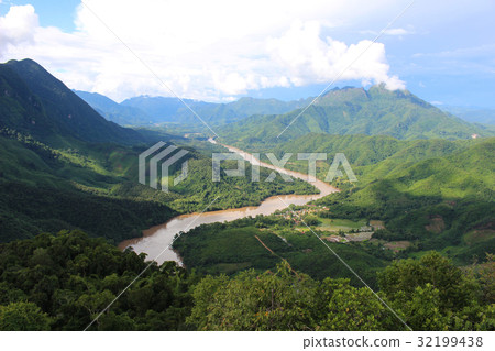 老撾湄公河支流的一個小村莊 老撾湄公河支流的一個小村莊 32199438