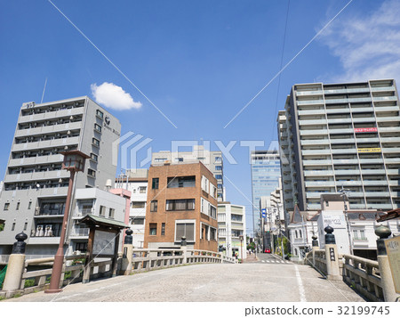 俯瞰Naka-ku丸之內的Gojyo橋的名古屋市風景 俯瞰Naka-ku丸之內的Gojyo橋的名古屋市風景 32199745