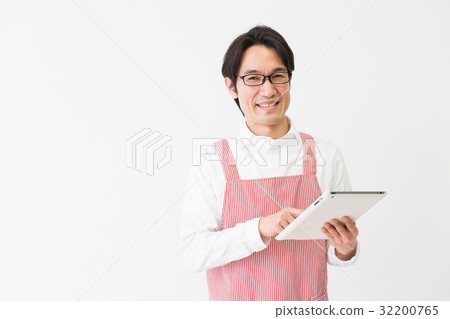 有圍裙的男性男性片劑 32200765
