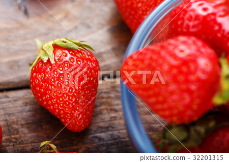Ripe strawberry close-up Ripe strawberry close-up 32201315