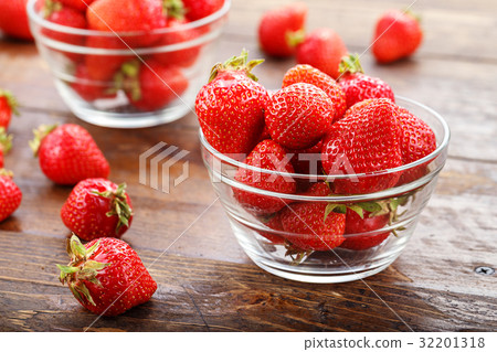 Ripe beautiful strawberry 32201318