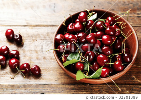 Cherries in a clay plate Cherries in a clay plate 32201389