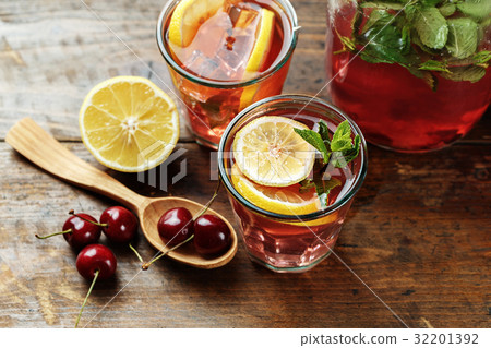 Refreshing drink of cherries 32201392