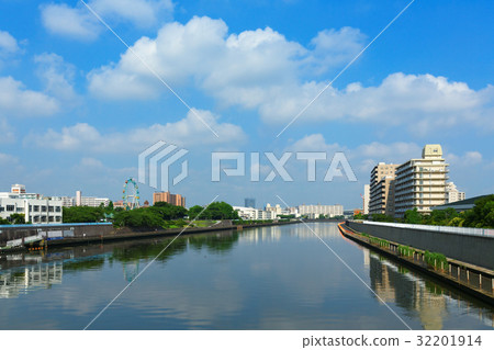 I wish for a Japanese garden with a blue sky spreading over Odai Bridge 32201914
