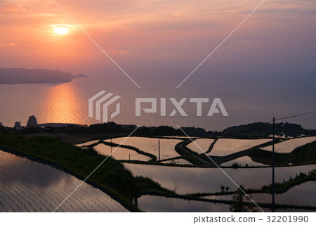 Rice terraces of the setting sun and the east to the field 32201990