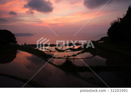 Rice terraces of the setting sun and the east to the field 32201991
