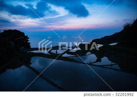 Rice terraces of the setting sun and the east to the field 32201992