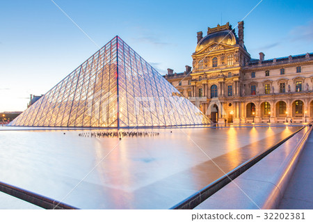 Sunset view of Louvre Museum in Paris, France 32202381