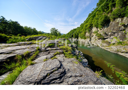 Nagatoro岩石綠色充滿了初夏的岩石和清澈的溪流下游方向c-1 Nagatoro岩石綠色充滿了初夏的岩石和清澈的溪流下游方向c-1 32202468
