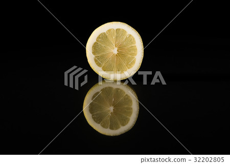 Cross section of lemon Cross section of lemon 32202805