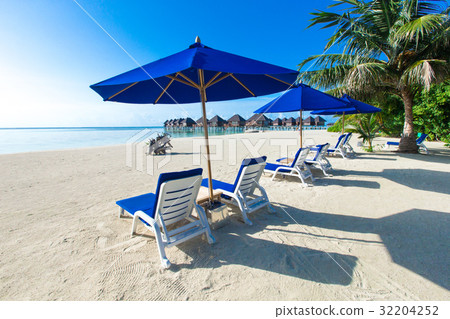 Maldives island with beach Maldives island with beach 32204252