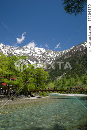 Kamikochi Kappa Bridge and Hodaka Renge (early summer · fresh green) Kamikochi Kappa Bridge and Hodaka Renge (early summer · fresh green) 32204570