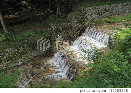 在內政部堰附近的Ushiba河1號的法式樓梯 在內政部堰附近的Ushiba河1號的法式樓梯 32205328