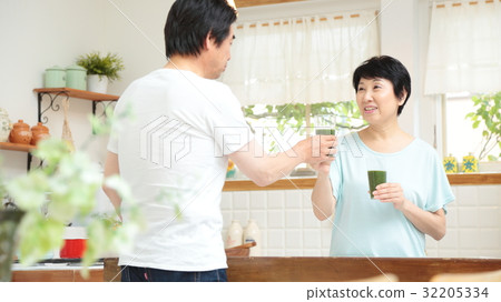 Middle couple kitchen juice Middle couple kitchen juice 32205334