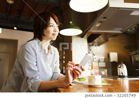 咖啡館女性年輕女士Sumaho休息女商人Nomad Nomad Cafe顧客 咖啡館女性年輕女士Sumaho休息女商人Nomad Nomad Cafe顧客 32205749