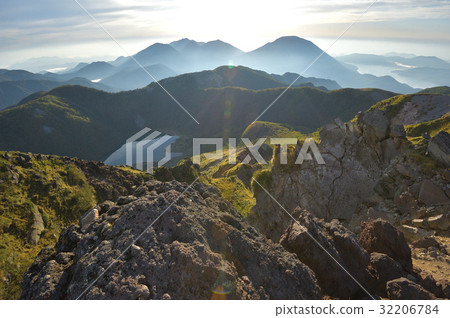 從日光Shirane火山，中禪寺湖的山頂看朝日和日光寺山 32206784