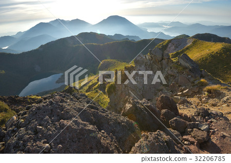 從日光Shirane火山,中禪寺湖的山頂看朝日和日光寺山 從日光Shirane火山,中禪寺湖的山頂看朝日和日光寺山 32206785