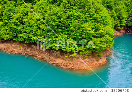 新鮮的綠色寶湖 32206798