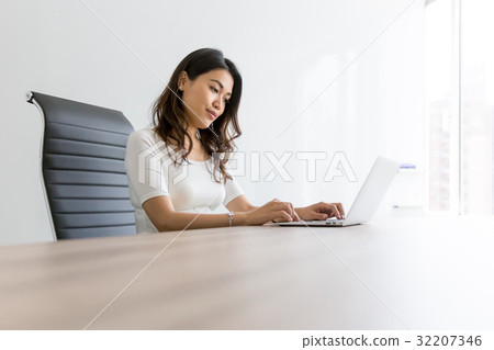 個人電腦和年輕女子22 32207346