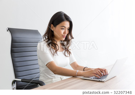 個人電腦和年輕女士24 32207348