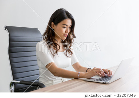 個人電腦和年輕女子25 個人電腦和年輕女子25 32207349