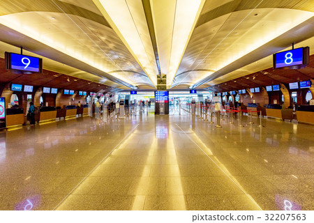 Taoyuan airport check-in desks 32207563