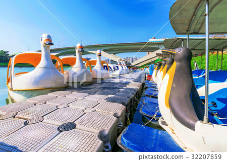 Duck and penguin boats 32207859