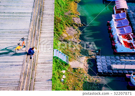 Aerial view of riverside park 32207871