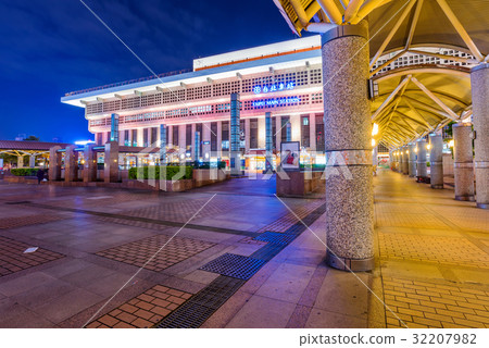 Taipei main station at night 32207982
