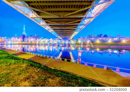 Riverside park under bridge view 32208000