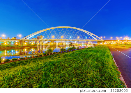 View of Crescent bridge at night 32208003