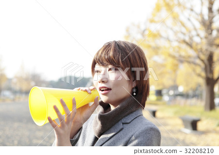 有擴音機的一個少婦 32208210